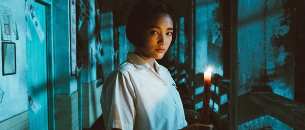 《返校》王淨飾演方芮欣在驚悚校園走廊揭開謎團(劇照提供:影一製作所股份有限公司)